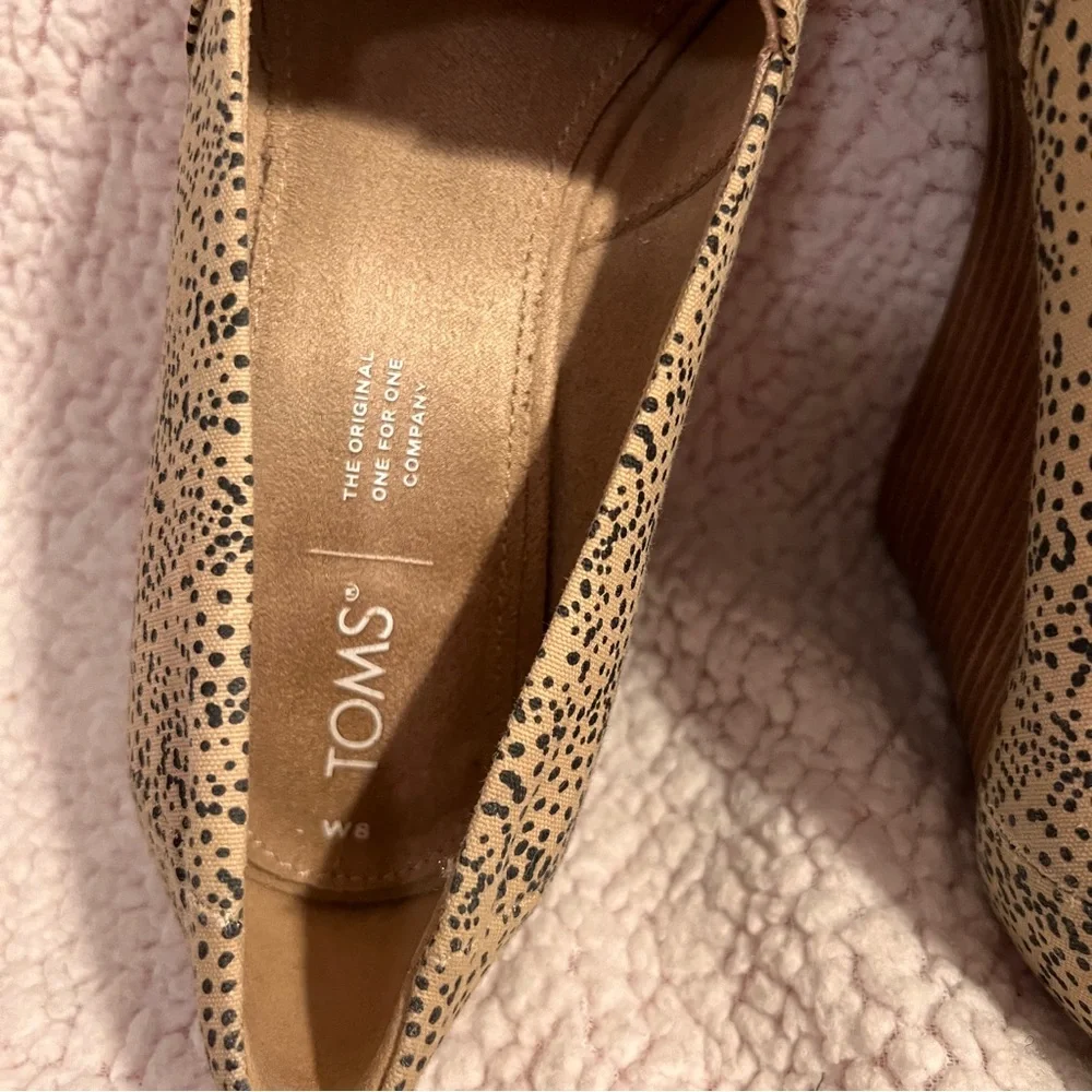 TOMS Wedges Tan and Black Slip On Open Toe Size W8 3½” Wedge Comfortable
